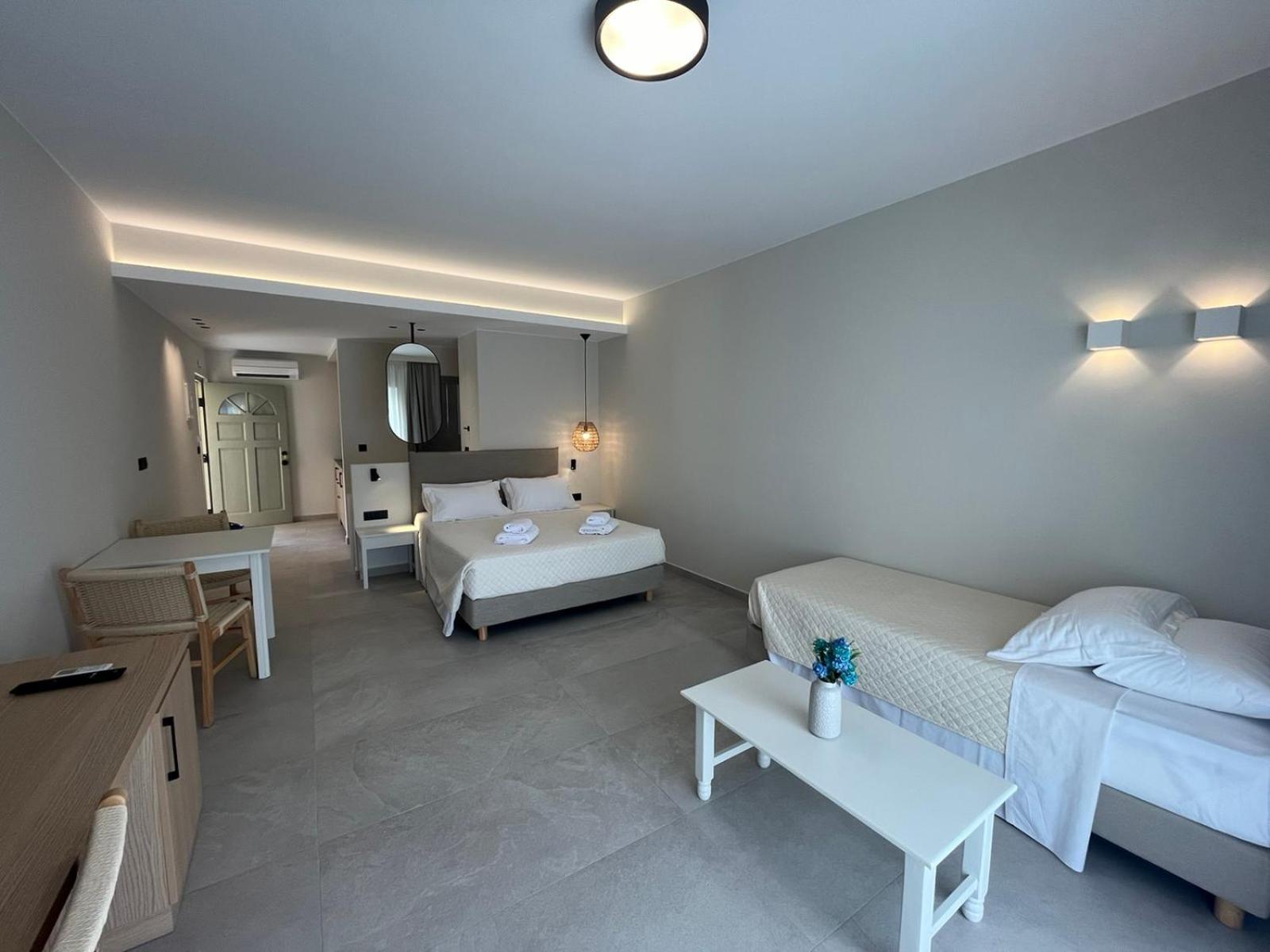 Mediterranean Sea Top Floor Палиохора Екстериор снимка