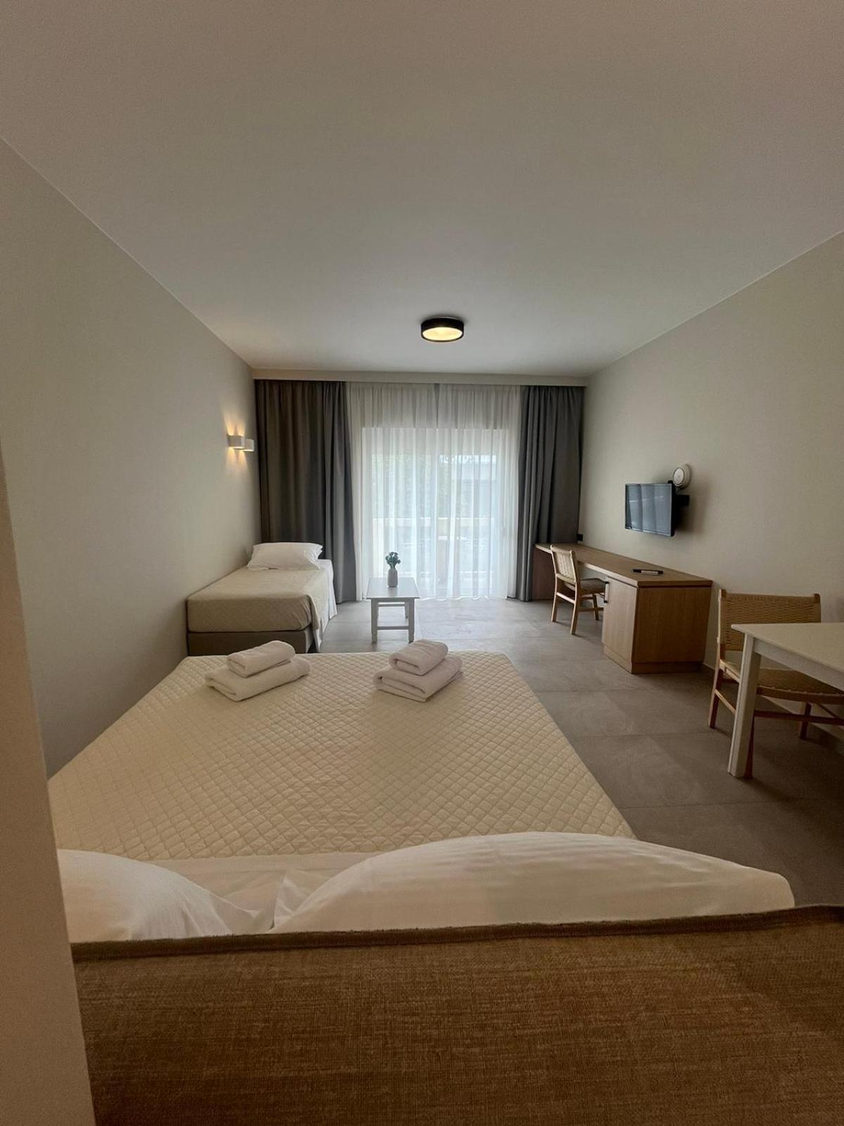 Mediterranean Sea Top Floor Палиохора Екстериор снимка