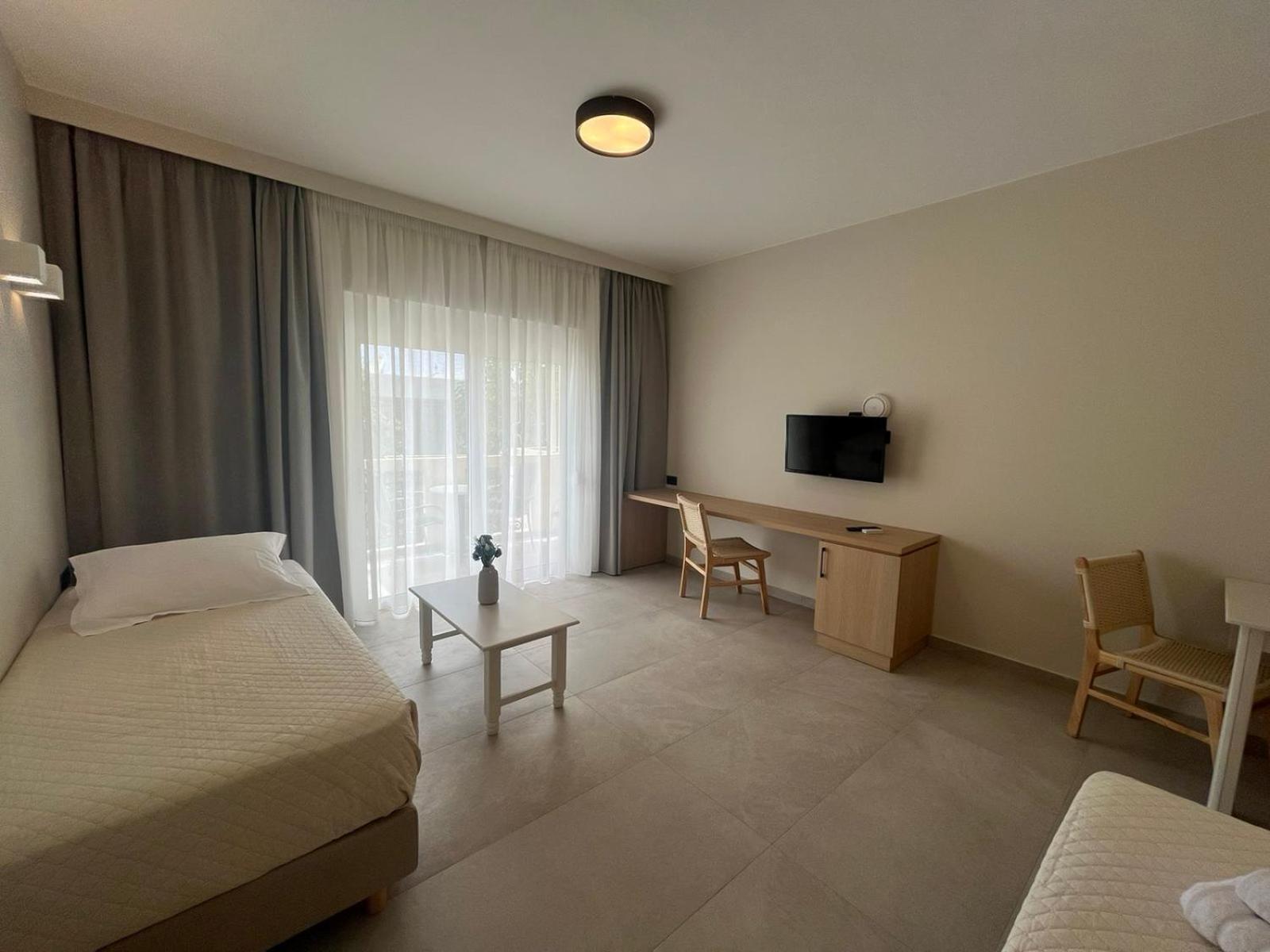 Mediterranean Sea Top Floor Палиохора Екстериор снимка