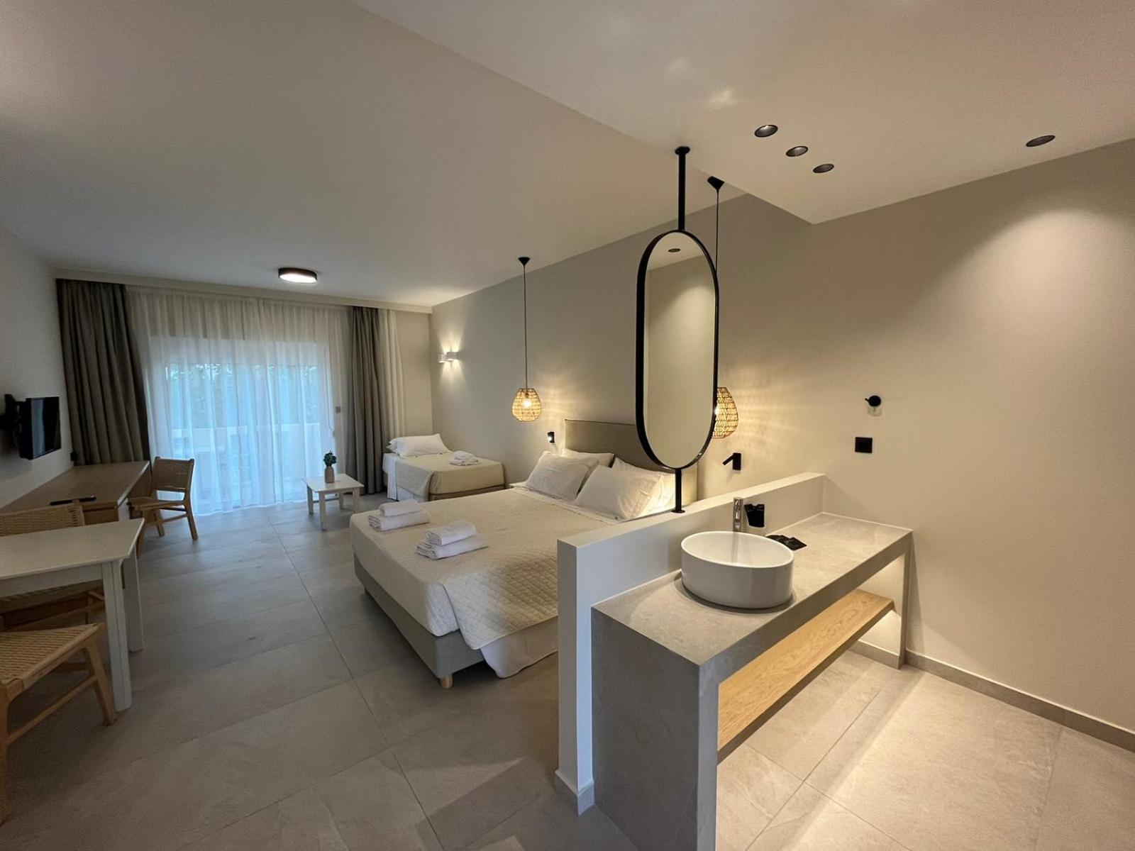Mediterranean Sea Top Floor Палиохора Екстериор снимка