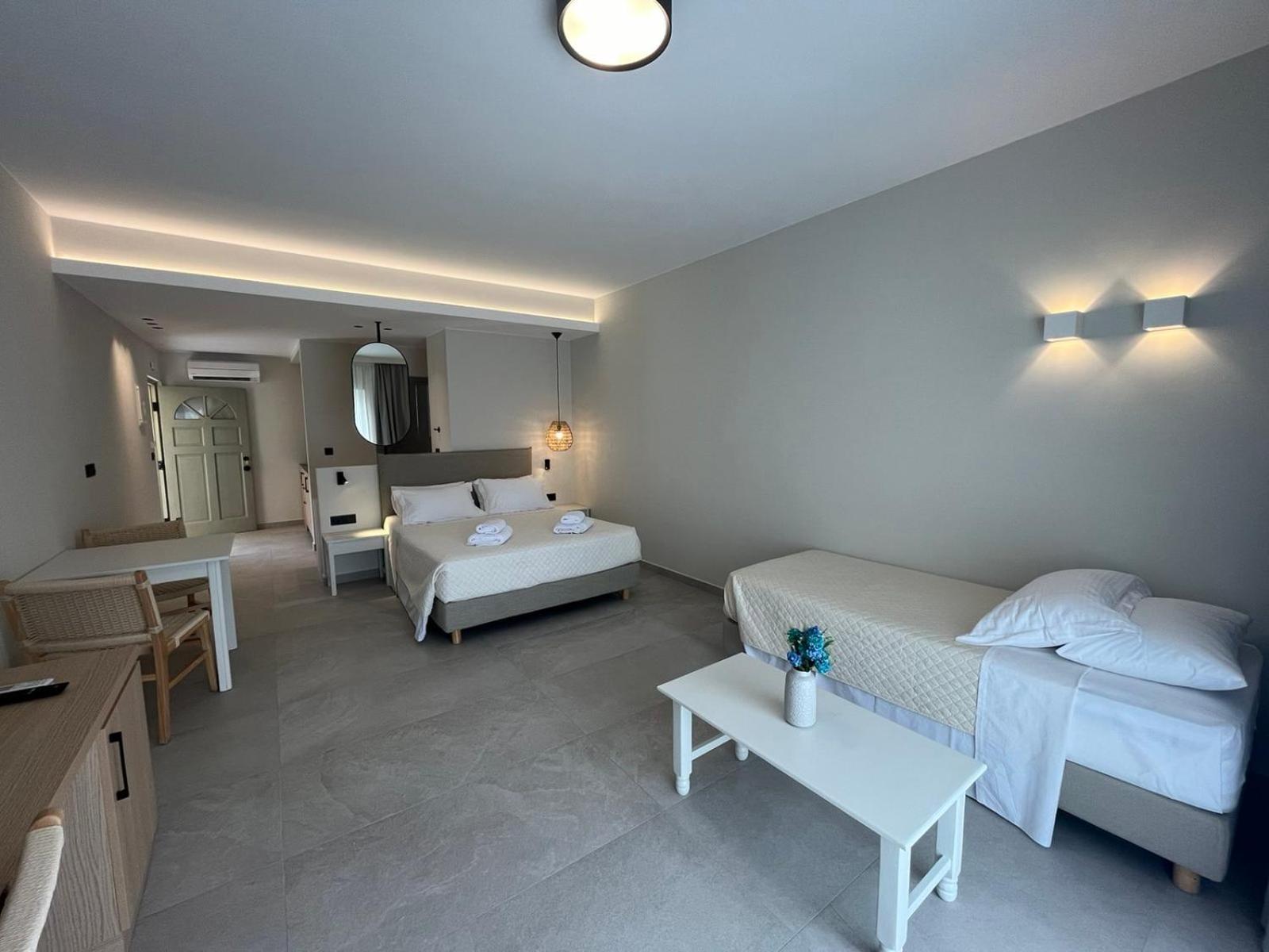 Mediterranean Sea Top Floor Палиохора Екстериор снимка