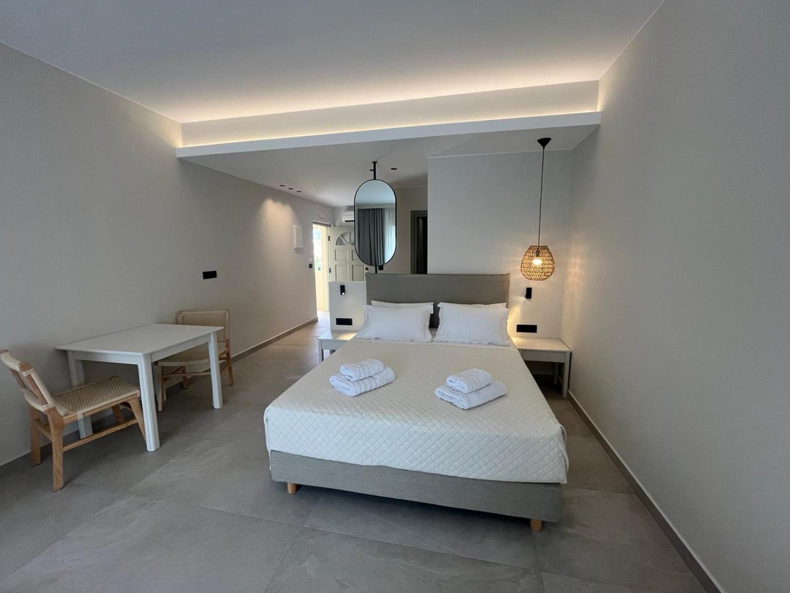 Mediterranean Sea Top Floor Палиохора Екстериор снимка