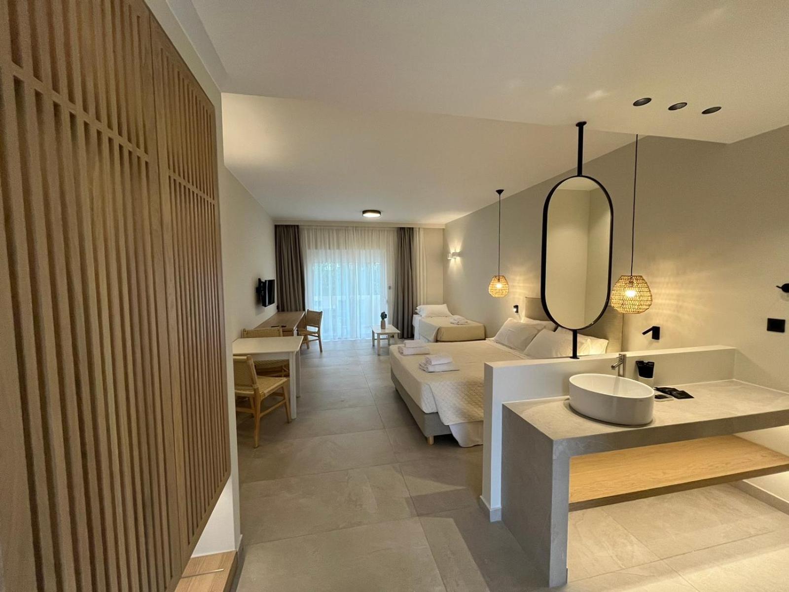 Mediterranean Sea Top Floor Палиохора Екстериор снимка