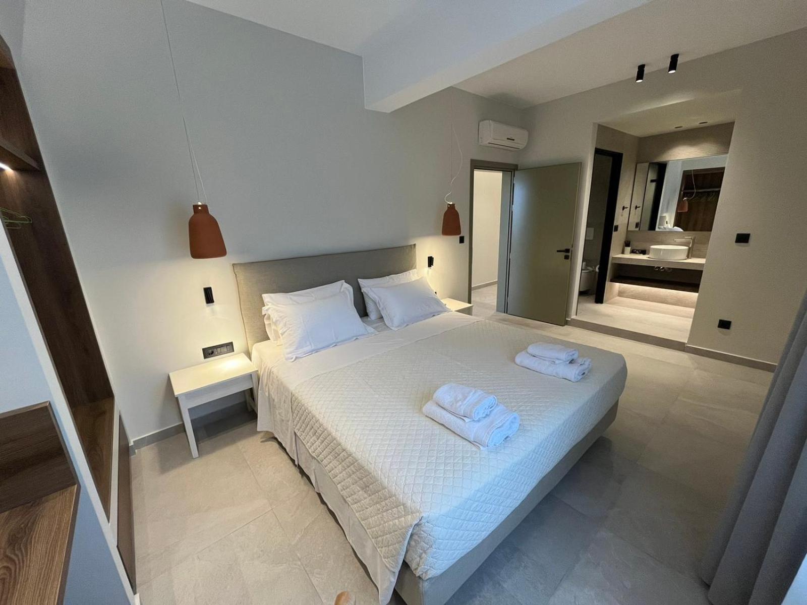 Mediterranean Sea Top Floor Палиохора Екстериор снимка