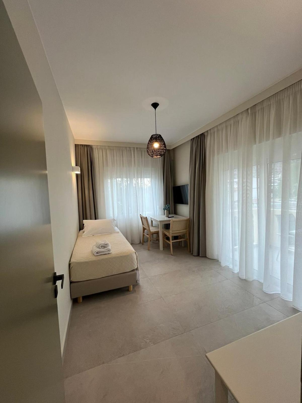 Mediterranean Sea Top Floor Палиохора Екстериор снимка